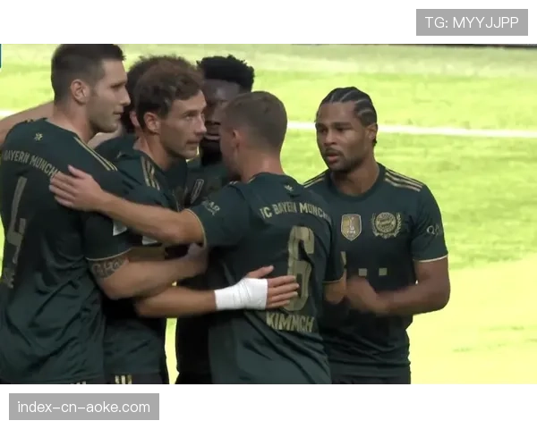 特写：萨内被替换下场时，向客队看台鼓掌致意